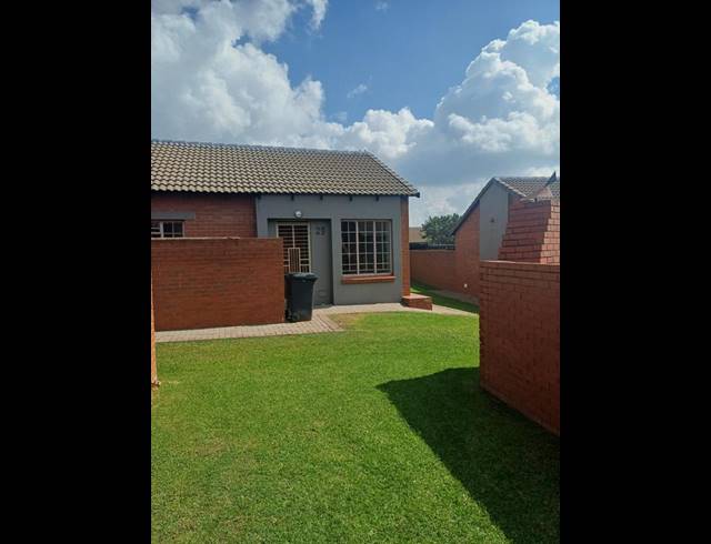 3 BEDROOM TOWNHOUSE FOR SALE IN STONERIDGE